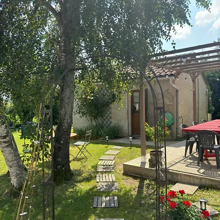 Studio En Auvergne Le Ruisseau Saint-Priest-Bramefant Exterior photo